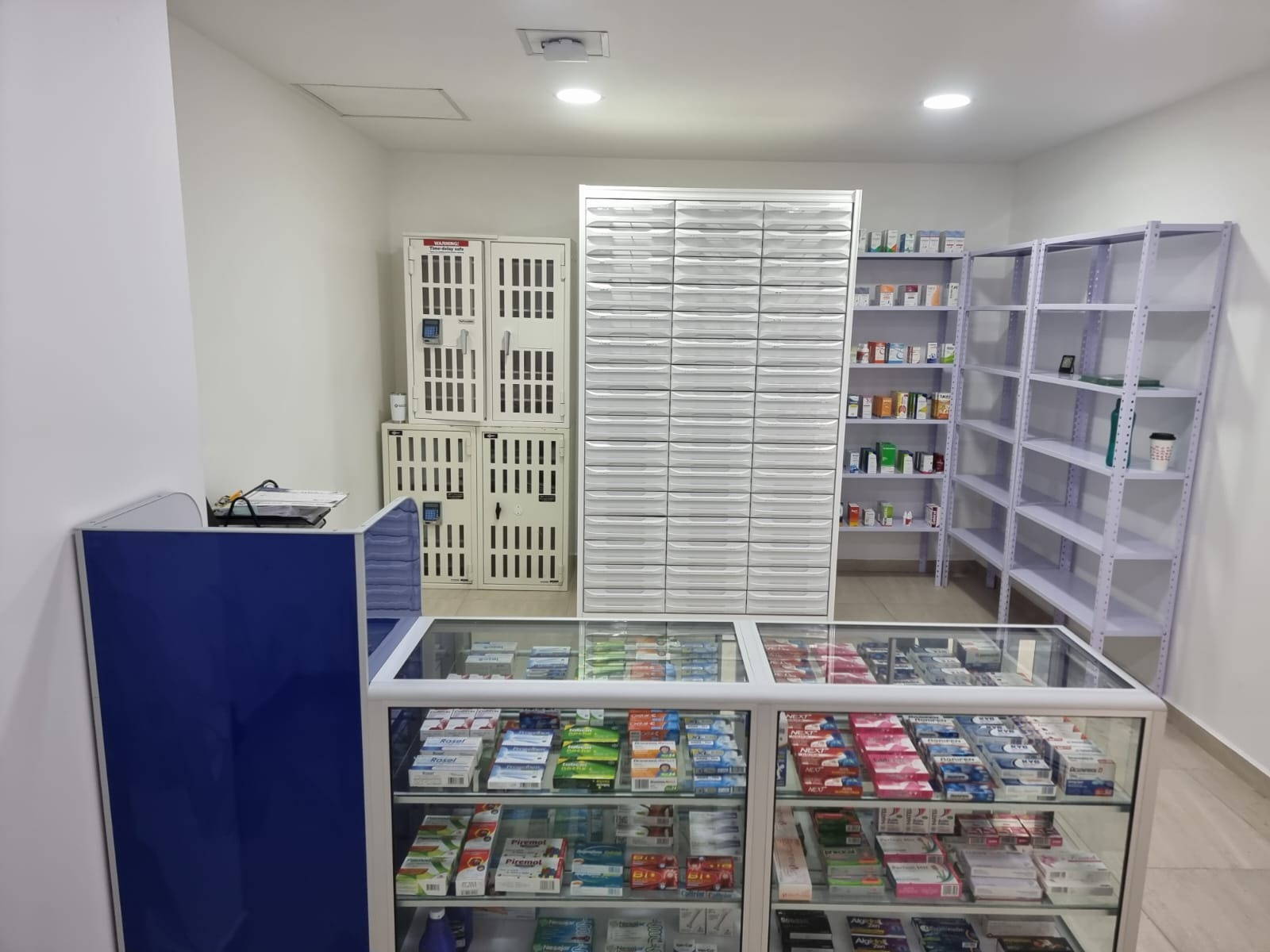 Interior Farmacia MEDENS